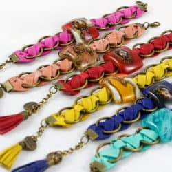 Handgemachte Lederarmbänder in verschiedenen Farben