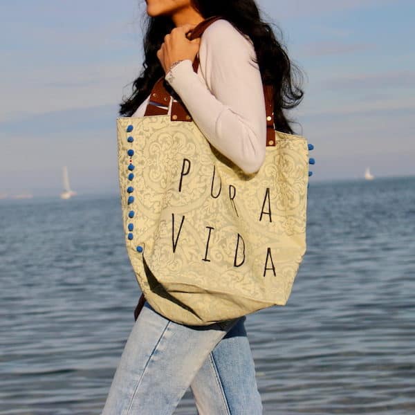 Shopper Tasche und Strandtasche Unikat gothik, handgemacht mit Rindsleder Riemen und einem Pura Vida Aufdruck