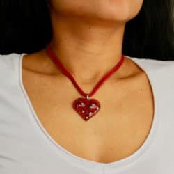 Sehr schöne Halskette mit Herz aus Glasstein in rot