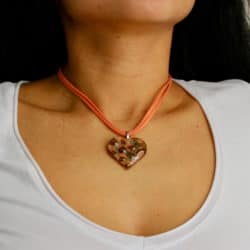 Sehr schöne Halskette mit Herz aus Glasstein in lahs
