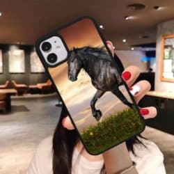 iPhone 12 Pro Max Handyhülle mit schwarzem Pferd